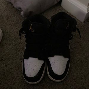Jordan 1 Black/University Gold Mid